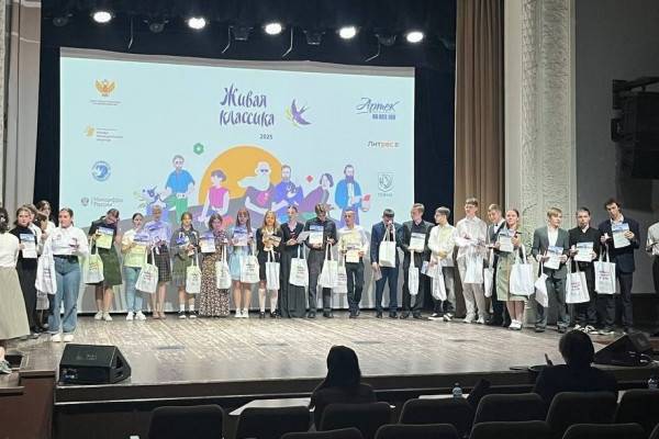 Патриотические мероприятия в Артеке: Финал конкурса юных чтецов и историко-патриотический фестиваль