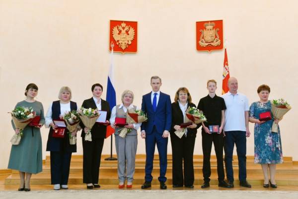 В День Конституции губернатор Василий Анохин торжественно вручил отличившимся смолянам государственные награды В День Конституции губернатор Василий Анохин торжественно вручил отличившимся смолянам государственные награды