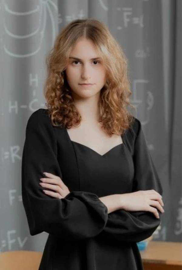 Ученица средней школы №9 Алина Денькина стала стобалльницей ЕГЭ по химии!