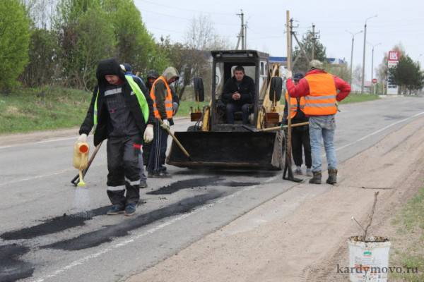 В поселке Кардымово Смоленской области начался ямочный ремонт на улице Ленина