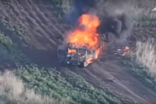 Тульские десантники с помощью беспилотников уничтожили бронеавтомобиль производства США