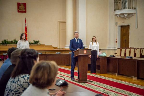 В День Конституции Губернатор Василий Анохин вручил смолянам государственные награды