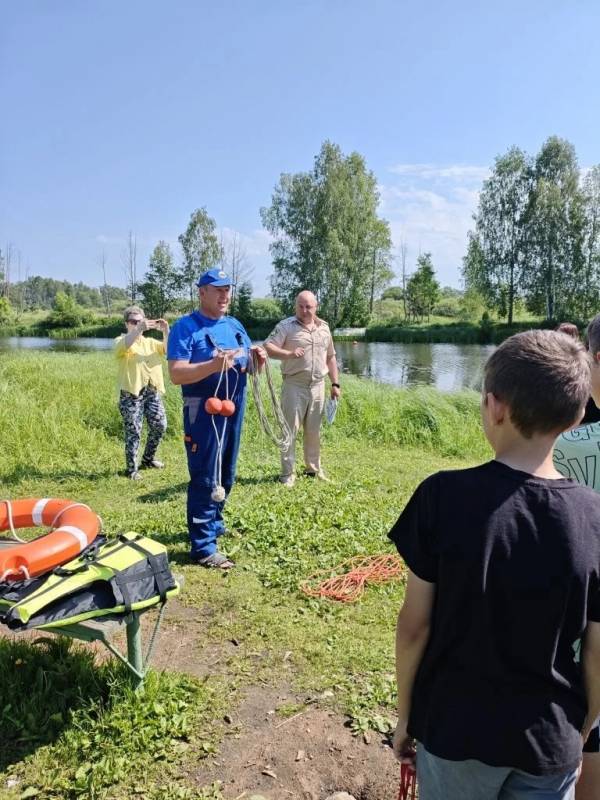 Встреча с профессионалами: спасатели учат детей правилам безопасности