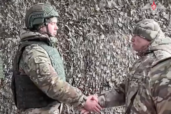 Гвардии полковник наградил солдат за участие в СВО