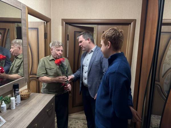 Поздравление ветерана Владимиром Максимовичем Лаптинским