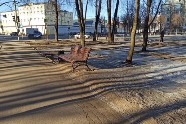 В двух скверах Смоленска были установлены новые лавочки и урны