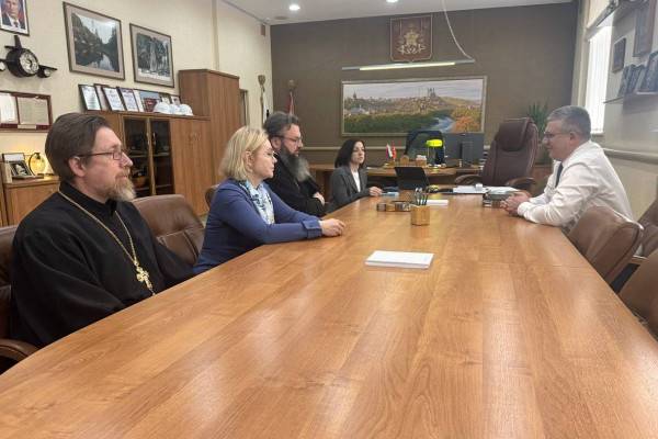 Встреча мэра Смоленска с представителями церкви и фонда помощи СВО