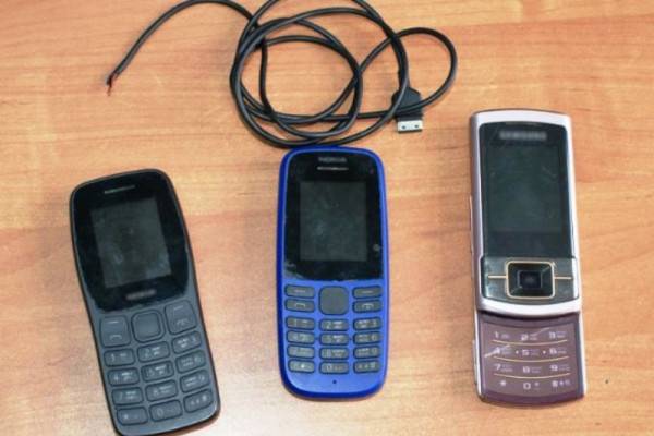 Подозрительный сверток с мобильными телефонами у следственного изолятора в Смоленске Подозрительный сверток с мобильными телефонами у следственного изолятора в Смоленске