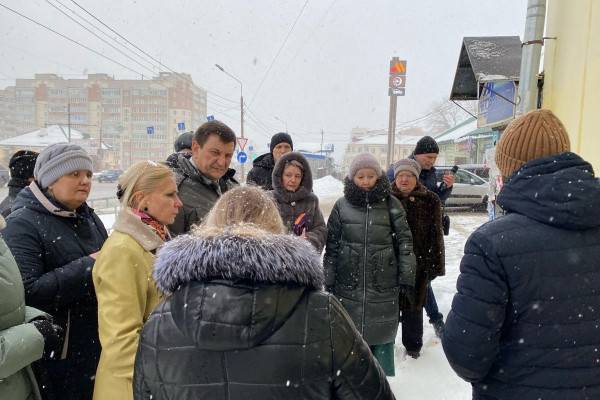 Сразу после приема граждан Игорь Ляхов посетил многоэтажку на Крупской в Смоленске