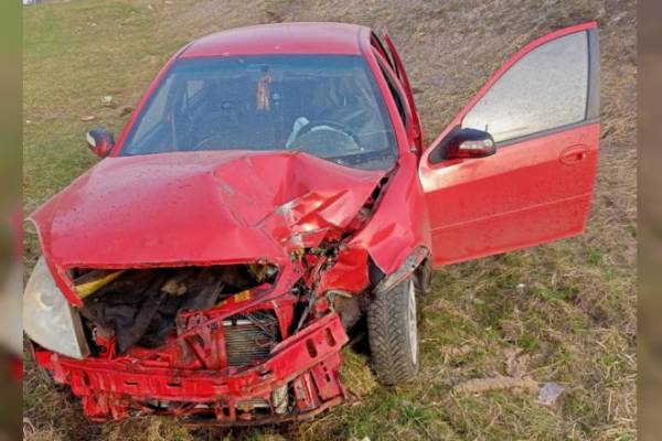 На трассе М-1 в Смоленской области иномарка врезалась в световую опору, а затем съехала в кювет