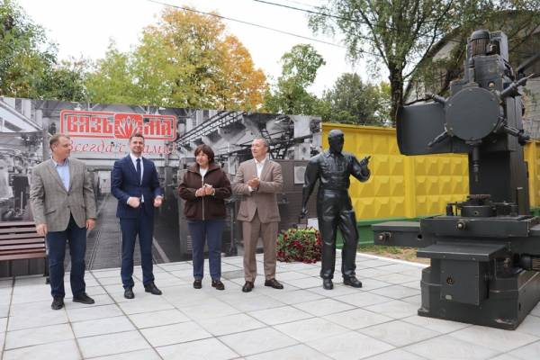 Открытие памятника машиностроителям: дань уважения и символ гордости