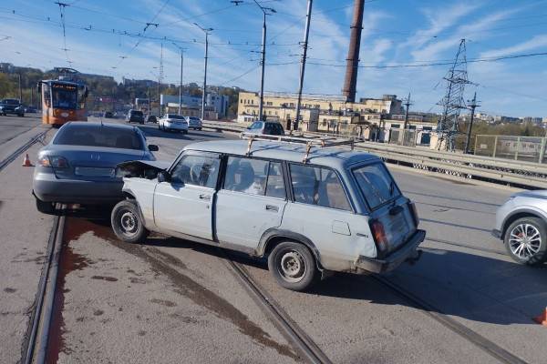 В Смоленске на Привокзальной площади произошло столкновение между автомобилями «ВАЗ» и Mazda