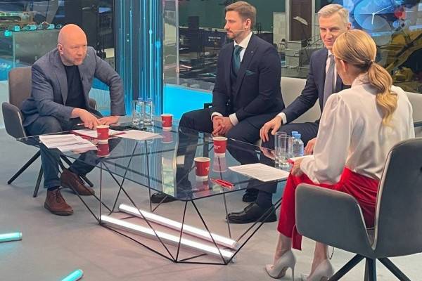 Губернатор Василий Анохин принимает участие в стриме Народного фронта