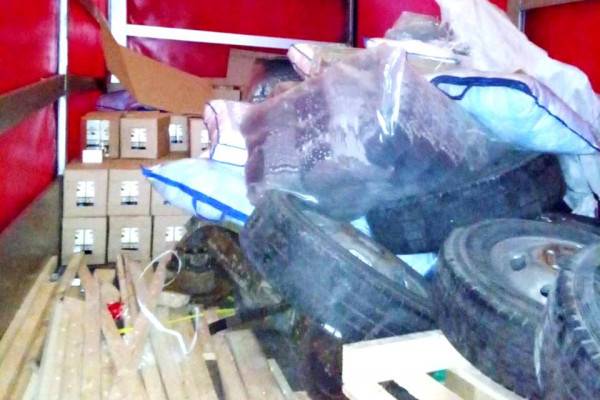 В Россию из Белоруссии пытались незаконно ввезти продукты, спрятав их среди носков и постельного белья