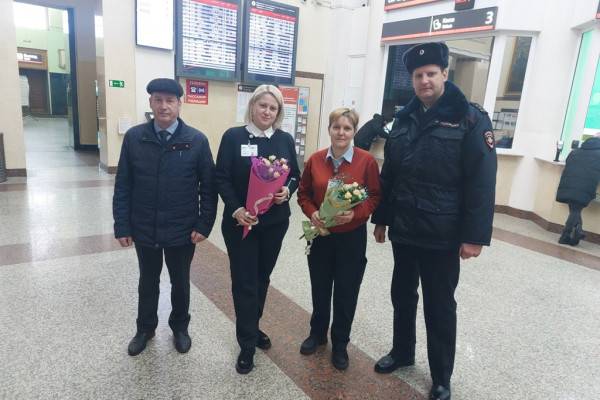 Полиция и Общественный совет поздравили женщин с 8 марта на вокзале Полиция и Общественный совет поздравили женщин с 8 марта на вокзале