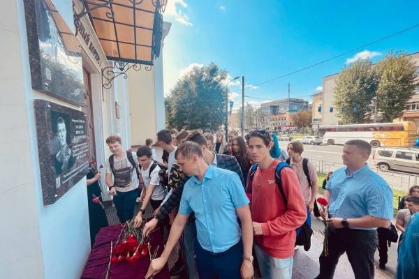 В Смоленске сотрудники УФСБ  и студенты СГУС почтили память жертв терроризма