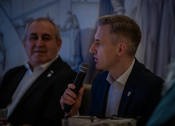 Столица «северного шелка», производитель уникальных вагонов, один из лидеров инвестрейтинга: Василий Анохин на выставке «Россия» рассказал, чем гордится Смоленская область