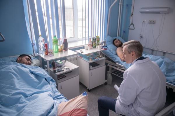 Василий Анохин посетил в Москве смолян, которые пострадали при обрушении путепровода в Вязьме