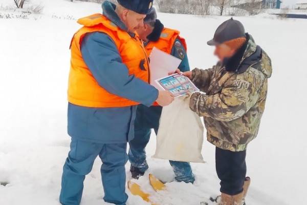 Смолянам напоминают: выход на лёд — опасен!