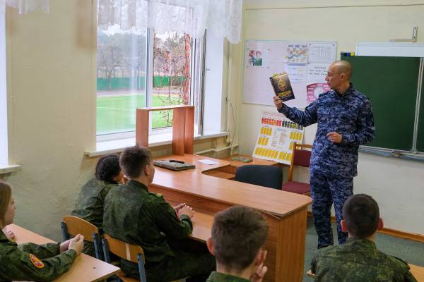 Росгвардейцы провели уроки мужества для смоленских учащихся