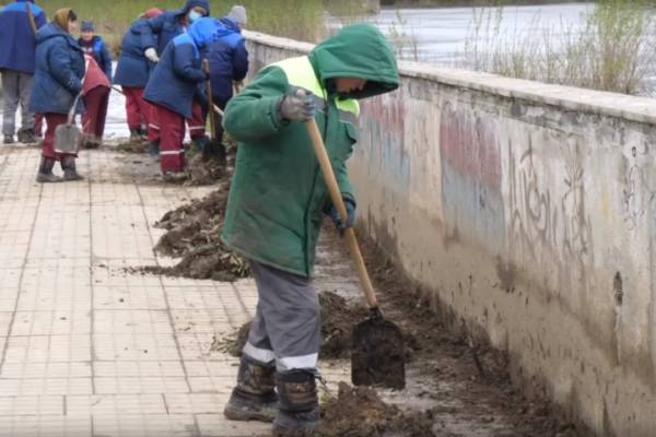 Смоленский Зеленстрой приступил к уборке на Владимирской набережной