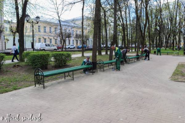 В Смоленске продолжают приводить в порядок общественные территории В Смоленске продолжают приводить в порядок общественные территории