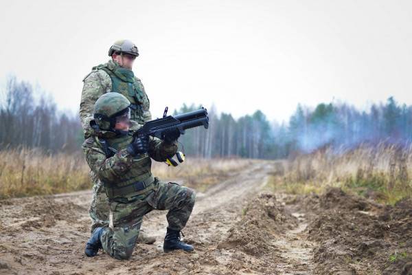 В Смоленской области акцентируют внимание на важности военной службы по контракту