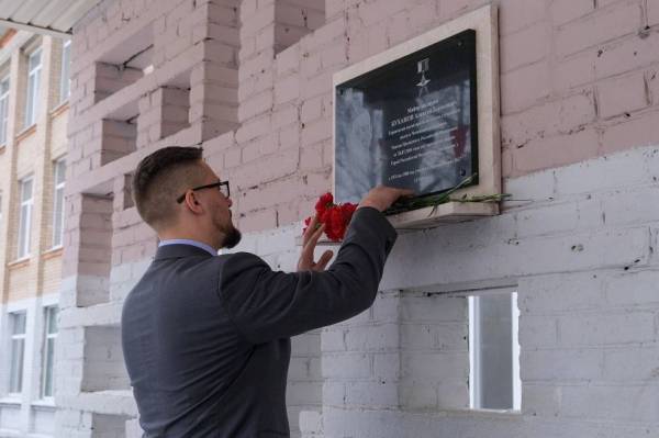 Установка мемориальной доски ветерану ВОВ в Смоленской области; совещание по ремонту школ в Москве