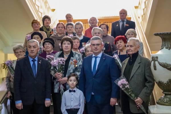 Мэр Смоленска наградил ветеранов медалями Мэр Смоленска наградил ветеранов медалями