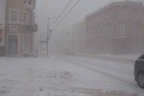 Смоленских водителей просят быть предельно внимательными на дорогах из-за непогоды