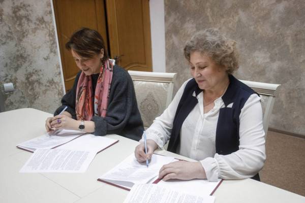 Смоленский драмтеатр и музей-заповедник «Хмелита» подписали соглашение о сотрудничестве Смоленский драмтеатр и музей-заповедник «Хмелита» подписали соглашение о сотрудничестве