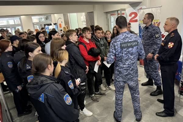 В Смоленске Росгвардия представила свои вакансии на ярмарке трудоустройства