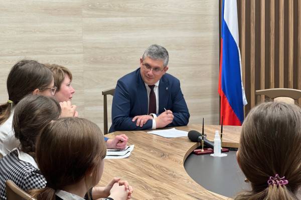 Мэр Смоленска поговорил с молодыми людьми о граффити и вандализме Мэр Смоленска поговорил с молодыми людьми о граффити и вандализме