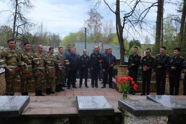 Росгвардейцы из Смоленска почтили память погибших героев, защищавших Отечество