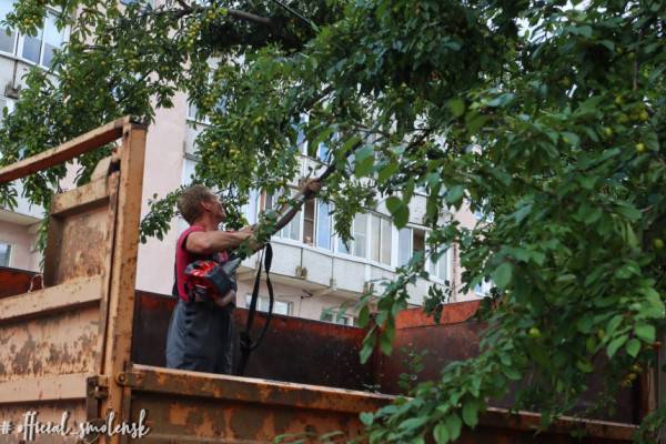 В областном центре продолжают устранять последствия урагана 