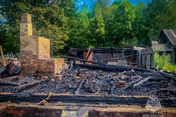 В Рославльском районе полностью сгорел жилой дом