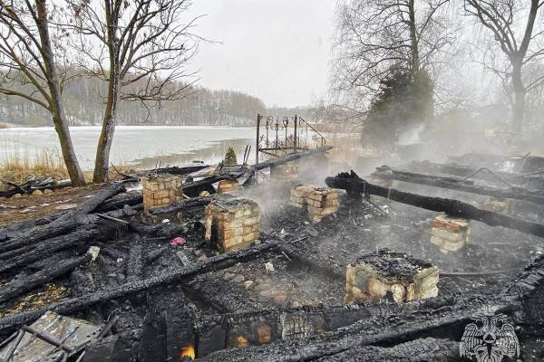 В Смоленском районе в домике отдыха на рыболовной базе случился пожар