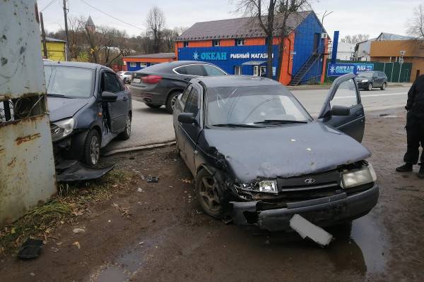 В Смоленске при столкновении двух автомобилей пострадала женщина