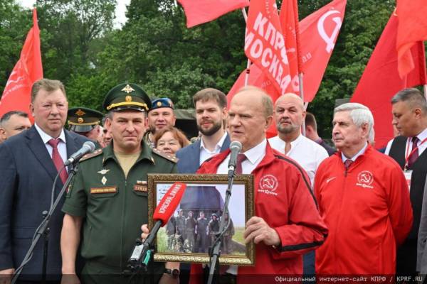 КПРФ отправила 140-й гуманитарный конвой на фронт