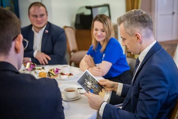 Губернатор Смоленской области встретился с молодогвардейцами, побывавшими в зоне СВО