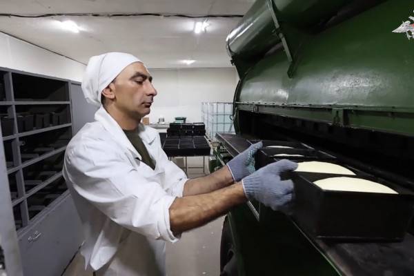 Военные кадры показали, как работают специалисты хлебозавода