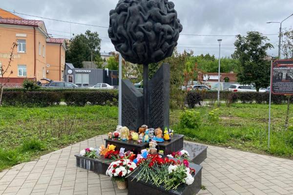 Памятная церемония у монумента 