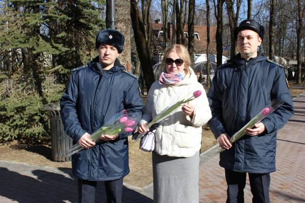 Судебные приставы Смоленска поздравили женщин с 8 Марта Судебные приставы Смоленска поздравили женщин с 8 Марта