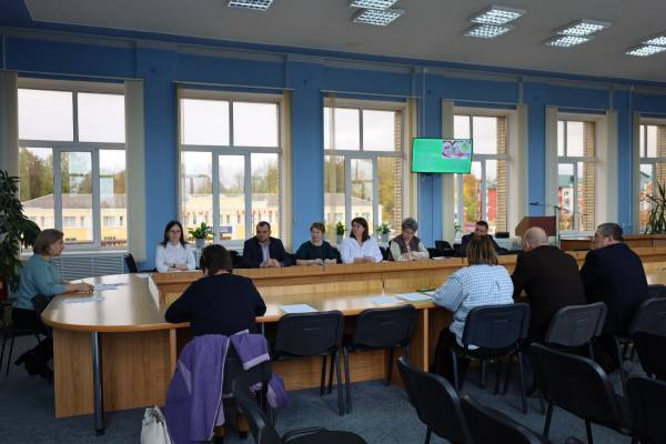 Поддержка семей военнослужащих: круглый стол в Рославле