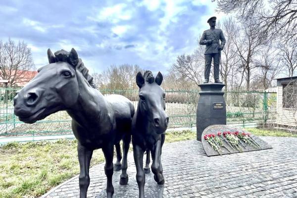 В Херсонской области открыли памятник уроженцу Смоленщины путешественнику Петру Козлову