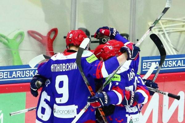 Василий Анохин поздравил хоккеистов смоленского «Славутича» с победой над ХК «Динамо-Молодечно» Василий Анохин поздравил хоккеистов смоленского «Славутича» с победой над ХК «Динамо-Молодечно»