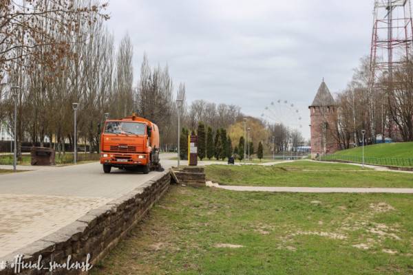 Город Смоленск наводит порядок к майским праздникам