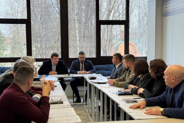 Портреты знаменитостей в школах Смоленска