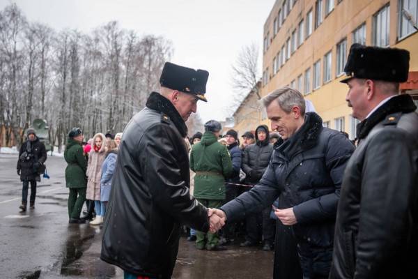 Василий Анохин вручил ведомственные награды 6 курсантам смоленской Военной академии