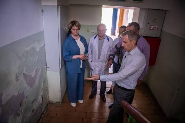 Василий Анохин проинспектировал участковую больницу Холм-Жирковского района
